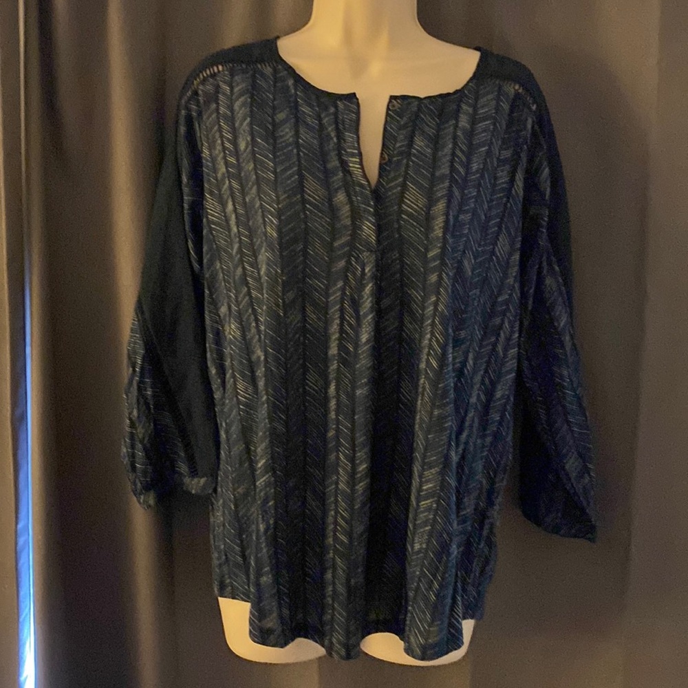 Lucky brand New women blouse. Size M. No tag.